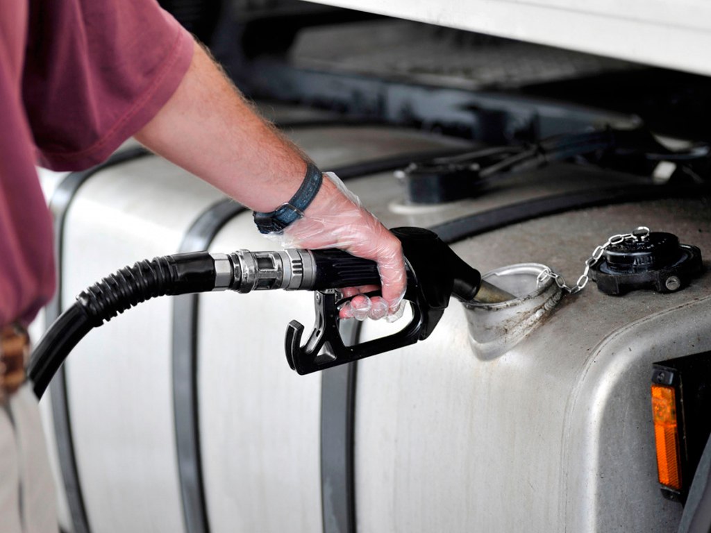 Правительство Литвы одобрило предложение своего Минфина ограничить количество топлива ввозимого в Литву из третьих стран за исключением стран Европейской экономической зоны в баках грузовых автомобилей без уплаты импортных пошли Считают что это частично поможет решить проблему ввоза дизельного топлива из России и Белоруссии где ставка акциза на него значительно ниже чем в Литве Хорошо еще крошки по карманам не взвешивают и анализ мочи не берут Вдруг кто белорусского пивка с российским сухариком потребил дешевле чем у них geonrgru YouTube sponsr ru