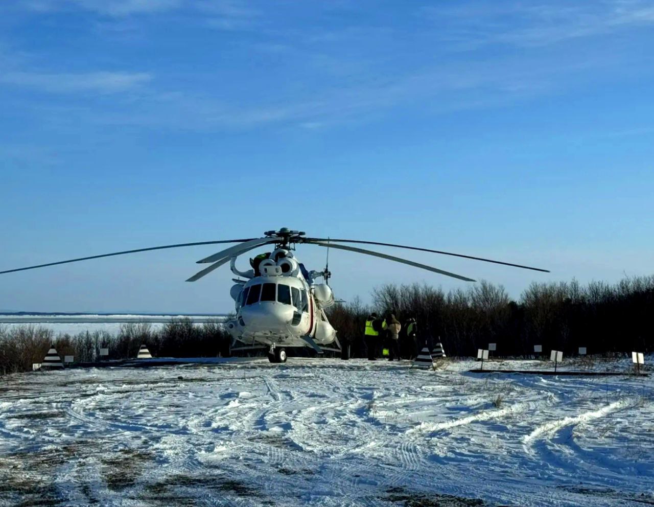 Вертолетные регулярные рейсы по маршруту Комсомольск на Амуре село им Полины Осипенко село Бриакан и в обратном направлении появятся в регионе О намерении восстановить авиасообщение между районами рассказала зампред правительства края по инфраструктуре Ирина Горбачева во время рабочей поездки вместе с губернатором Дмитрием Демешиным в район им Полины Осипенко Авиамаршрут уже включен в перечень субсидируемых из краевого бюджета авиалиний Рейсы заложены в наши планы и будут поддерживаться краем отметила Ирина Горбачева На очереди подготовка концепции по реконструкции аэропорта Главный принцип сохранить существующую инфраструктуру аэропорта и на этой основе провести конкурс и заключить концессионное соглашение с инвестором Как только аэропорт в Комсомольске на Амуре возобновит работу и пройдет все необходимые проверки мы запустим регулярный вертолетный рейс по маршруту Комсомольск на Амуре им П Осипенко Бриакан в статусе социально значимого подчеркнул Дмитрий Демешин Аэродромный комплекс района как рассказала Ирина Горбачева на данный момент находится в собственности Росимущества Рассматриваются варианты сдачи взлетно посадочной полосы в аренду для полноценного восстановления авиасообщения и возможности доставки всех необходимых грузов населению