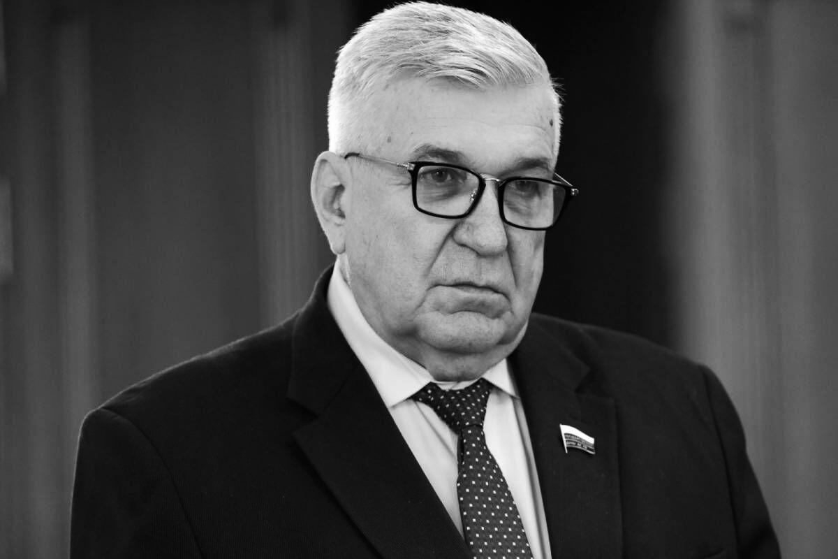 Депутаты Госдумы на пленарном заседании почтили минутой молчания память своего коллеги, члена Комитета ГД по труду, социальной политике и делам ветеранов Михаила Тарасенко  «Единая Россия» , который ушёл из жизни во вторник после продолжительной болезни.  Председатель Госдумы Вячеслав Володин отметил профессионализм Тарасенко, напомнив, что он был депутатом с 2007 года, а до этого долгое время возглавлял профсоюз металлургов.  «Давайте будем его помнить таким, каким он был — отзывчивым, добрым», — отметил Председатель ГД, подчеркнув, что Тарасенко всегда помогал людям.