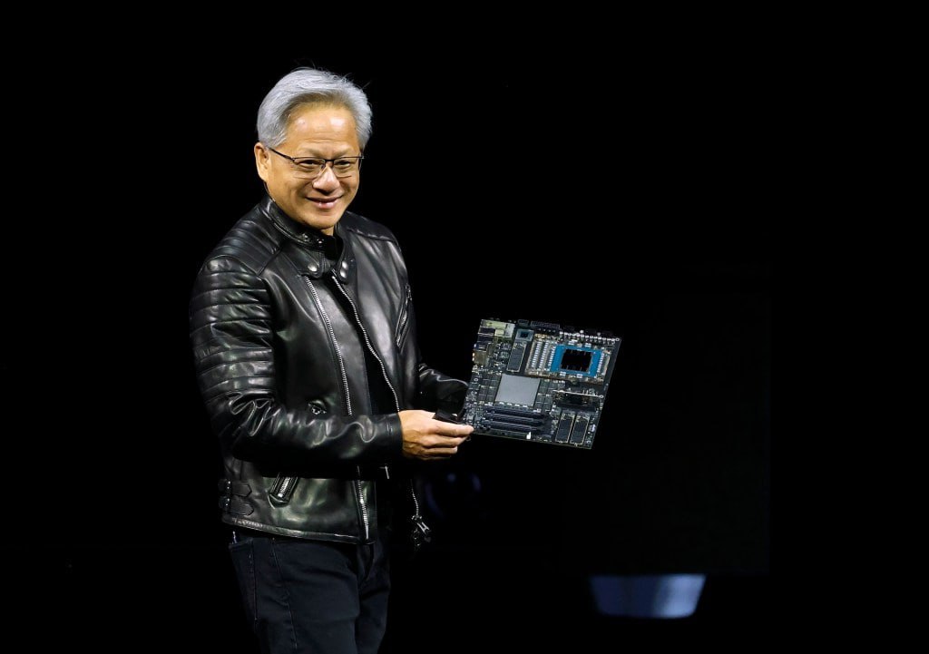Nvidia представила модели Cosmos для робототехники Компания представила линейку Cosmos — визуально-языковые модели с пониманием физики. Главная новинка — Cosmos Reason 7 млрд параметров . Она планирует действия роботов, курирует данные и анализирует видео. Также вышли: Cosmos Transfer-2 — генерирует синтетические данные из 3D-сцен быстрее прежнего упрощённая версия Cosmos Transfer для быстрой работы Nvidia представила библиотеки нейронной реконструкции, позволяющие создавать 3D-модели реального мира по данным датчиков, с интеграцией в симулятор CARLA Компания позиционирует эти продукты как инфраструктуру для следующего этапа применения своих GPU за пределами дата-центров. НЕЙРО-ПУШКА НОВОСТИ И ОБЗОРЫ НЕЙРОСЕТЕЙ