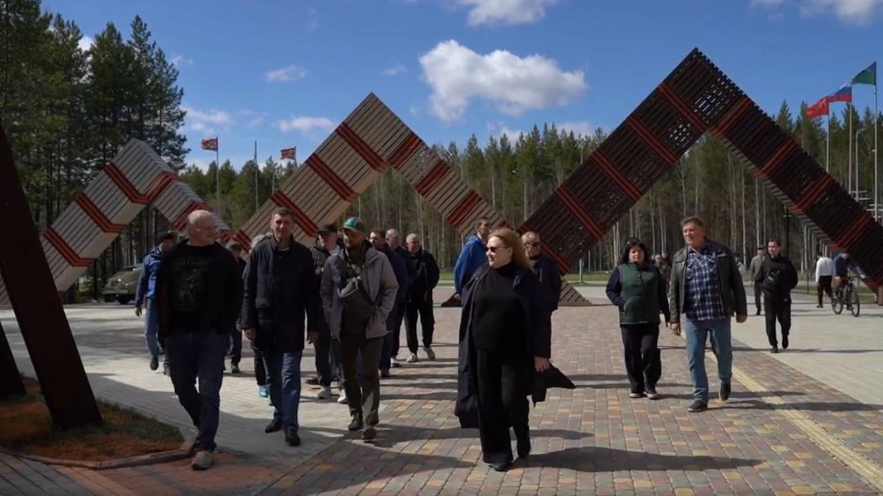 Ветераны СВО в рамках проекта «Герои Югры» встретились с главой Нягани и побывали на обзорной экскурсии по городу Второй образовательный модуль регионального проекта «Герои Югры» сегодня стартовал в Нягани. 38 ветеранов специальной военной операции в течение недели примут участие в этапе «Государственное и муниципальное управление», где будут разбираться в вопросах социально-экономического развития автономного округа. В число спикеров второго модуля вошли заместители губернатора автономного округа Всеволод Кольцов и Елена Майер. Они расскажут об управлении социальной сферой региона. Кроме того, заместитель губернатора, директор регионального департамента экономического развития Сергей Афанасьев расскажет о динамике и перспективах экономики региона. А глава департамента молодёжной политики, гражданских инициатив и внешних связей автономного округа Яков Самохвалов познакомит участников с основами инициативного бюджетирования. Также в программе занятия по региональной бюджетно-налоговой системе, инвестиционной политике, стратегическому планированию и управлению, финансовому менеджменту, управлению проектами в цифровой экономике. «Участники проекта «Герои Югры» гостят в Нягани уже два дня. У них была большая обзорная экскурсия по городу. Будет большой творческий вечер. Также они примут участие в отправке гуманитарного груза в зону специальной военной операции, во встрече с наставниками на военно-полевой игре, где в роли наставников, вероятнее всего, выступят уже наши ученики», – рассказал директор департамента государственной службы и профилактики коррупции Югры Александр Деменко. Одним из первых пунктов программы во время пребывания в Нягани для ветеранов стала встреча с главой города Иваном Ямашевым. В рамках обзорной экскурсии участники побывали в знаковых точках города, узнали историю становления молодого и перспективного города. Очный этап в Нягани продлится до конца месяца. К работе в рамках следующего модуля герои Югры приступят, ориентировочно, в августе этого года. Подробнее читайте тут!