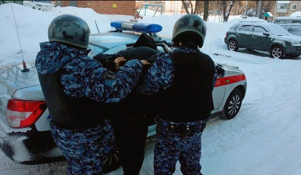 В Находке сотрудники вневедомственной охраны задержали мужчину, подозреваемого в мошенничестве   Во время патрулирования улицы Ленинской росгвардейцы заметили человека, который полностью соответствовал ориентировке, ранее полученной от правоохранителей, сообщили ИА PrimaMedia в пресс-службе Управления Росгвардии по Приморскому краю.  38-летнего местного жителя подозревают в том, что он брал деньги у клиентов под предлогом ремонта автомобилей, но обязательства не выполнял и переставал выходить на связь.   Общая сумма ущерба, причиненного потерпевшим, составила более 400 тысяч рублей. Подозреваемого доставили в отдел полиции для дальнейшего разбирательства.