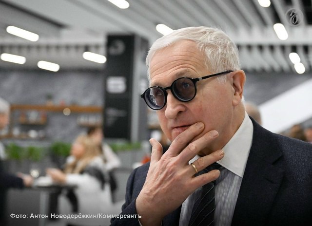 Потепление в российской экономике наступит осенью 2026 года оценил перспективы глава Российского союза промышленников и предпринимателей РСПП Александр Шохин При этом глава Минфина Антон Силуанов считает что экономическая весна придет в Россию в марте Об этом господа Шохин и Силуанов дискутировали на пленарной сессии X Международного форума Финансового университета Вот Антон Германович Силуанов Ъ не всегда за охлаждением идет сразу весна иногда оттепель а потом опять охлаждение сказал господин Шохин главе Минфина на форуме цитата по Интерфаксу Поэтому нужен этот период охлаждения чтобы он не оказался оттепелью а во вторых его нужно максимально быстро пройти чтобы уже к концу следующего года оживлять экономику Александр Шохин также выразил надежду на постепенное снижение ключевой ставки В декабре по его прогнозам Банк России вероятнее всего снизит ее на 0 5 п п