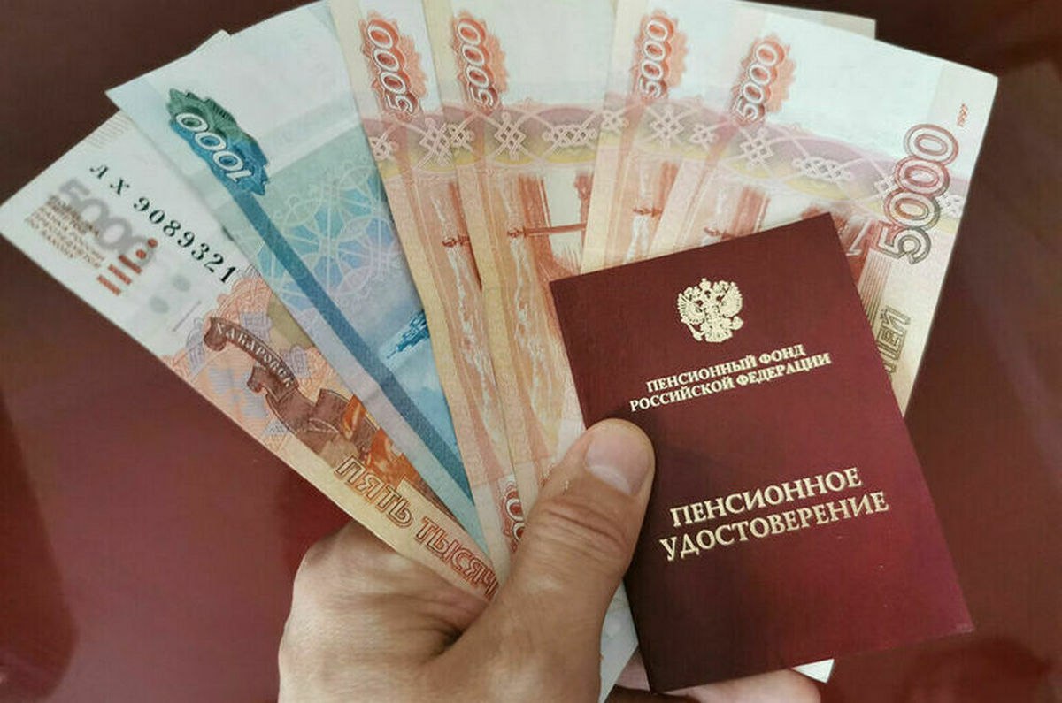 В Северной Осетии возбудили уголовное дело на женщину, которая более 12 лет незаконно получала пенсию По версии оперативников, подозреваемая, будучи осведомленной об условиях назначения досрочной трудовой пенсии, из корыстных побуждений приобрела у неустановленного лица подложную справку, согласно которой она якобы 7 лет работала в особых условиях труда, сообщает пресс-служба МВД по Северной Осетии. В феврале 2012 года женщина обратилась в профильное ведомство с заявлением о назначении ей трудовой пенсии по старости за работу в особых условиях труда. Предоставленные ею заведомо подложные документы послужили основанием для назначения ей выплат, которые она незаконно получала более 12 лет, причинив тем самым Пенсионному Фонду РФ ущерб на сумму 1 млн 490 тыс. рублей. На основании собранных полицейскими материалов СУ СК России по Северной Осетии возбуждено уголовное дело. Фото