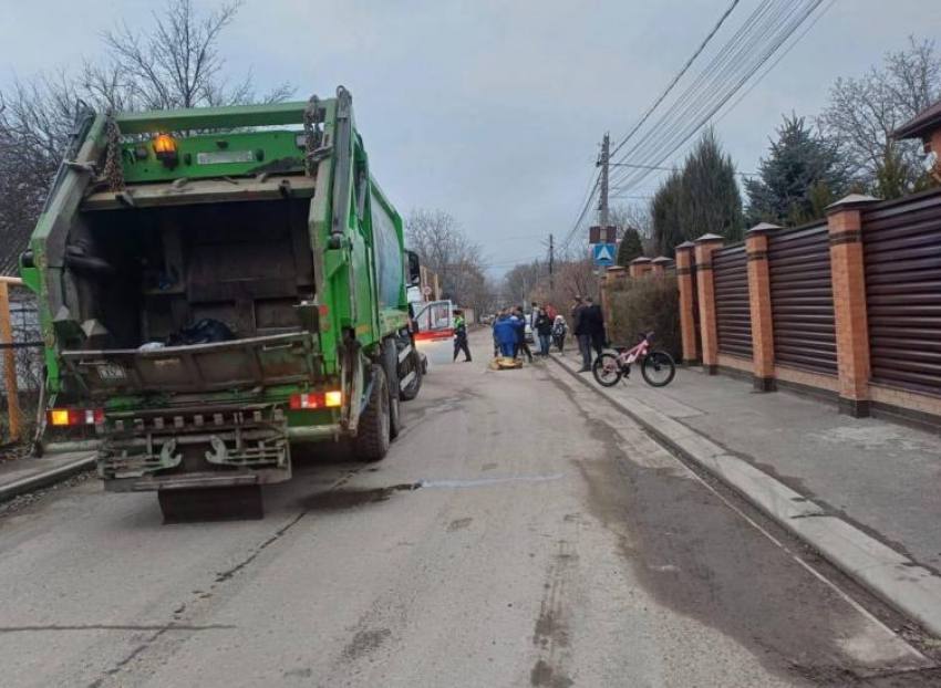 Мусоровоз сбил насмерть женщину с коляской  Происшествие произошло на ул.Фасадной. 37-летний водитель мусоровоза сбил 66-летнюю женщину, которая переходила перед машиной.   Малыш чудом не пострадал.   Работа  Авто    Новый год   Глэмпинг