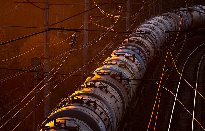 О таможенном декларировании нефти и нефтепродуктов вывозимых из Российской Федерации в другие государства члены ЕАЭС ФТС информирует организации и индивидуальных предпринимателей осуществляющих торговую деятельность с Республикой Армения Республикой Беларусь Республикой Казахстан и Кыргызской Республикой о необходимости строго соблюдать правила таможенного декларирования товаров 27 группы ТНВЭД ЕАЭС нефть и нефтепродукты Несмотря на общий режим свободной торговли в рамках ЕАЭС вывоз определенных категорий товаров в частности нефти и нефтепродуктов из Российской Федерации в страны члены ЕАЭС требует обязательного таможенного декларирования Положения о сотрудничестве государств членов ЕАЭС в сфере поставок нефти и нефтепродуктов регулируются специальными Соглашениями между Правительством РФ и Правительствами государств членов ЕАЭС Коды ТН ВЭД ЕАЭС подлежащие обязательному таможенному декларированию в РФ при их вывозе в страны ЕАЭС определены отдельно для каждого государства члена Конкретный перечень товаров 27 группы ТНВЭД ЕАЭС подлежащих обязательному декларированию установлен пунктом 4 Постановления Правительства РФ от 1 июля 2011 года 529