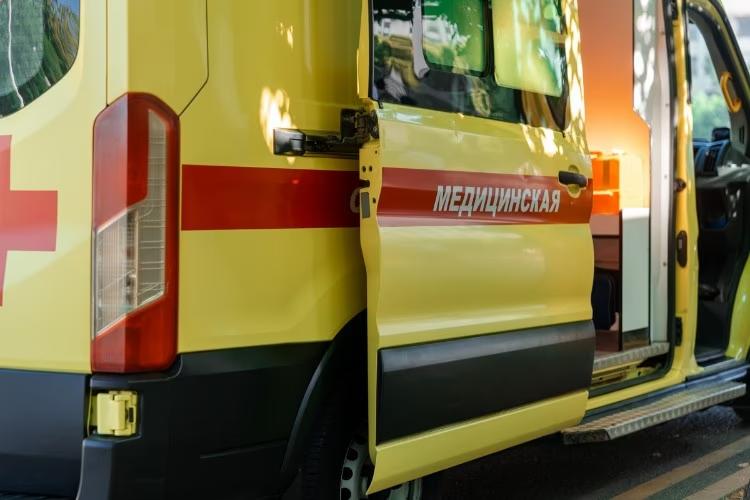 Молодой человек пострадал при хлопке в краснодарской многоэтажке У 20-летнего парня ожоги, сейчас он в больнице, сообщает пресс-служба ГУ МЧС России по Краснодарскому краю. Подробностей о состоянии пациента на данный момент нет. Напомним, в 08:18 жильцы дома №2 на улице 2-й Тверской сообщили о мощном хлопке. Ударной волной вынесло окно квартиры на шестом этаже. В результате рама со стеклом рухнули на придомовую парковку. Отправить новость Подписаться