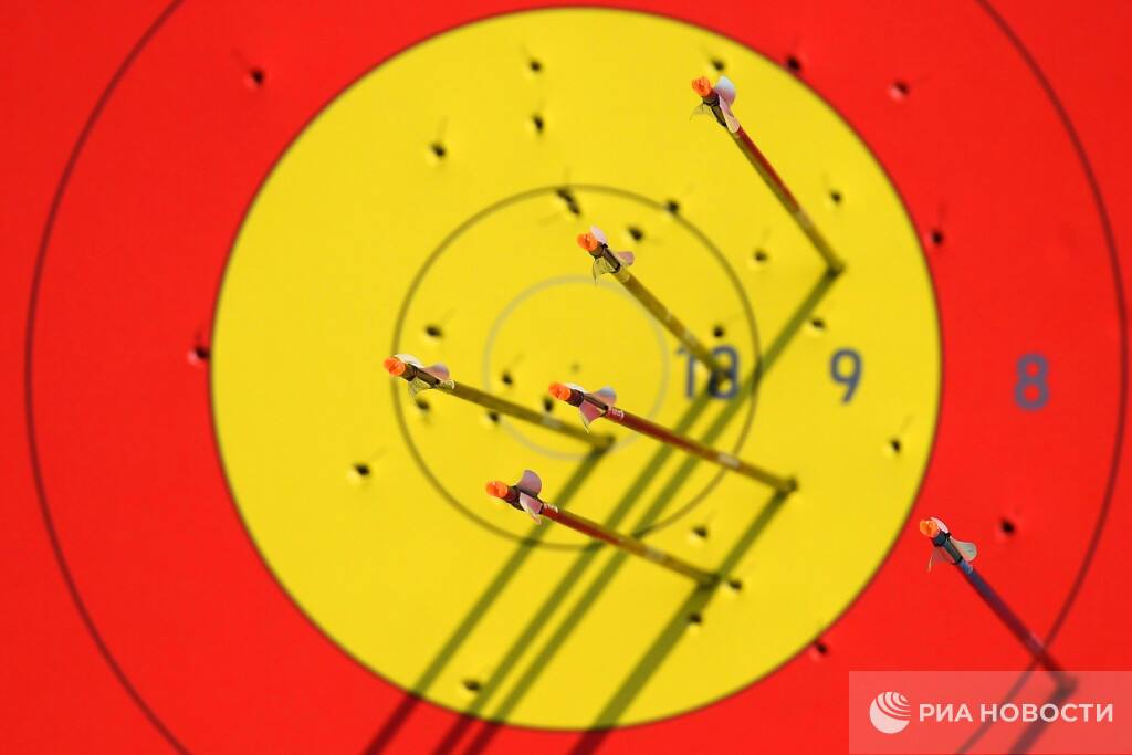 Россияне завоевали две золотые медали ЧЕ по стрельбе из лука в юниорском зачете Кристина Елшина и Игнатий Егоров одержали победу в миксте в классическом луке среди спортсменов не старше 21 года Екатерина Батуева Арюна Эрдыниева и София Мун стали чемпионками в командных соревнованиях по блочному луку до 21 года Подписывайтесь на РИА Новости Спорт в MAX