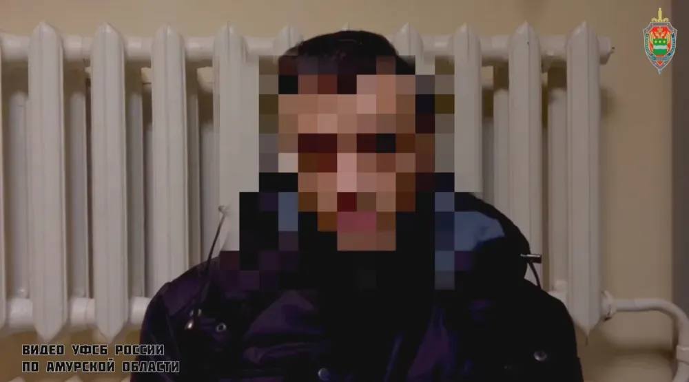 Электровоз подожгли в Приамурье в диверсии обвиняется помощник машиниста Сотрудники депо оперативно ликвидировали возгорание Магдагачинский районный суд рассмотрел ходатайство следователя управления ФСБ России по Амурской области о заключении под стражу амурчанина обвиняемого в совершении диверсии Молодому человеку инкриминируется особо тяжкое преступление за которое предусмотрено от 10 до 20 лет лишения свободы В результате совместных оперативно розыскных мероприятий управлений ФСБ и МВД по Амурской области задержан мужчина ставший жертвой мошенничества Злоумышленники взломали его профиль на портале Госуслуги после чего на имя амурчанина были оформлены кредитные обязательства В дальнейшем под предлогом возврата денежных средств а также угроз возбуждения в отношении него уголовного дела за финансирование Вооруженных сил Украины неизвестные склонили мужчину к поджогу железнодорожного локомотива говорится в сообщении управления ФСБ России по Амурской области Следствием установлено что помощник машиниста проник в машинное отделение электровоза и поджег блок управления электричеством с помощью зажигательной смеси Благодаря оперативным действиям сотрудников депо возгорание удалось быстро ликвидировать с помощью первичных средств пожаротушения Огонь не успел распространиться Подследственный полностью признал вину и дал признательные показания Я пошел на заправку купил бензин и моторное масло смешал их и сделал поджог локомотива рассказал фигурант уголовного дела В суде обвиняемый и его защитник просили назначить более мягкую меру пресечения домашний арест Но суд рассмотрев материалы дела решил что находясь на свободе обвиняемый может воспрепятствовать производству по уголовному делу скрыв и уничтожив следы преступления Поэтому суд заключил его под стражу на два месяца сообщили в пресс службе судов Амурской области Скриншот и видео управления ФСБ России по Амурской области ТЕЛЕПОРТ РФ здесь все об Амурской области Мы в МАХ Написать нам