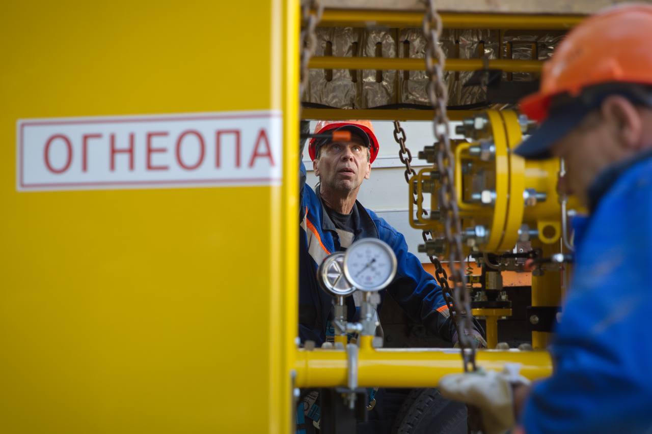 Стартовала модернизация крупного газорегуляторного пункта «Чертаново кв. 6-2» в #ЮАО «В городе ведется планомерная работа по обновлению газорегуляторных пунктов, которые отвечают за понижение давления газа до определенных значений и поддержание их в заданных пределах. Приступили к ремонту газорегуляторного пункта «Чертаново кв. 6-2», который обеспечивает газоснабжение коммунально-бытовых предприятий и жилого сектора районов Чертаново Центральное и Чертаново Северное», – рассказал заместитель Мэра Москвы Петр Бирюков. Решение о модернизации принято в связи с длительной работой газового оборудования. Работы проведём в сжатые сроки без отключения потребителей от газоснабжения. Устаревшее оборудование заменим на современный газорегуляторный пункт шкафного типа мощностью почти 2,4 тыс. кубометров в час, изготовленный из российских составляющих на собственном производстве АО «Мосгаз». У него высокая степень надежности и пониженные шумовые характеристики, что соответствует всем требованиям безопасности. Все новые столичные газорегуляторные пункты обязательно оборудуются запорными устройствами, параметры их работы постоянно контролируются из центральной диспетчерской, позволяющей в режиме реального времени управлять газовым хозяйством.
