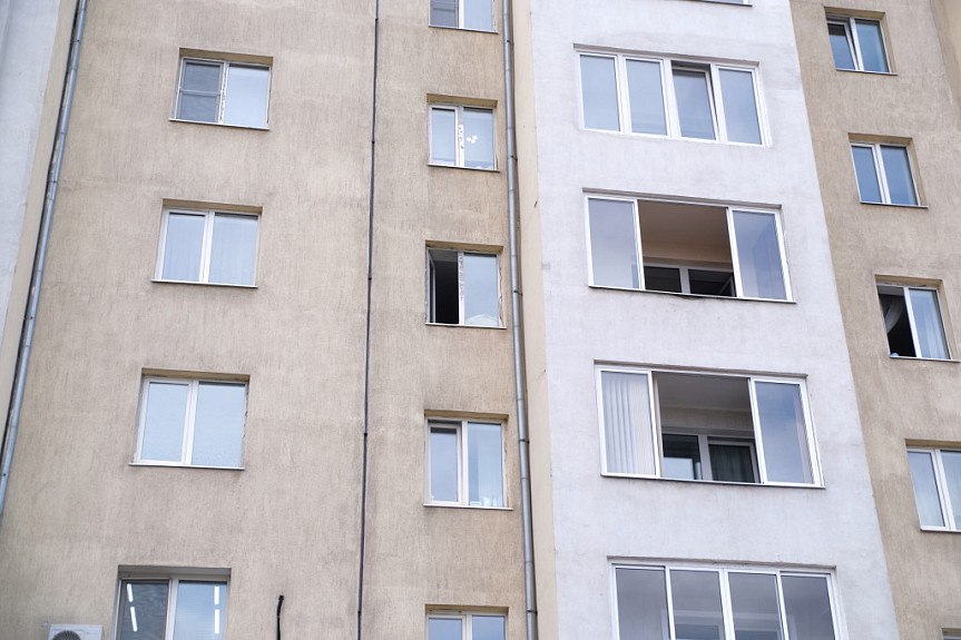 В Якутске ребенок упал с 9 этажа В Якутске четырехлетний ребенок получил серьезные травмы после выпадения из окна. Об этом сообщает СК РФ по региону. Инцидент произошел в микрорайоне «Борисовка-1», в квартире на девятом этаже. Подробности о том, по какой причине пострадавший выпал из окна и какие травмы он получил, не уточняются, - сообщает Газета.ру. #Бурятия Подробнее в "Номер один" Сообщить нам свою новость можно по кнопке: Письмо в редакцию