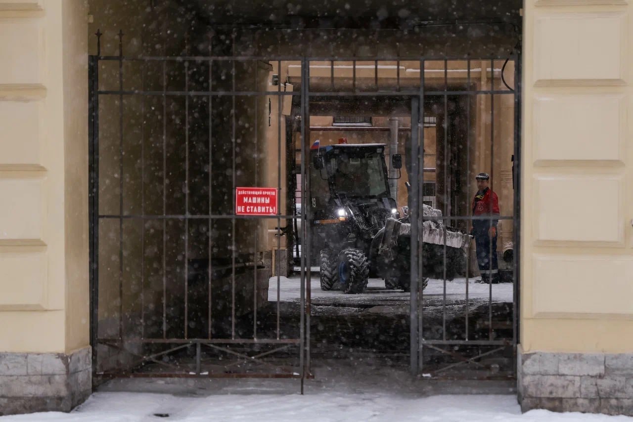 Дворовые территории в Петербурге очистят от последствий вчерашнего снегопада к 6 февраля В частности от осадков избавят подходы к зданиям и контейнерным площадкам а также внутриквартальные проезды Для предотвращения образования наледи территории обработают противогололедными средствами Работы проконтролируют сотрудники ГАТИ Фото Город Подпишись на Город Telegram MAX ВК