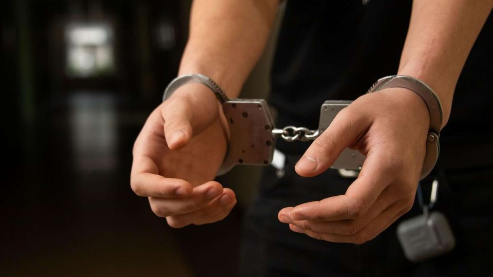 В Севастополе двое парней изнасиловали несовершеннолетнюю девушку СИМФЕРОПОЛЬ 21 ноя РИА Новости Крым Двоих жителей Севастополя будут судить за изнасилование несовершеннолетней девушки Об этом сообщили в крымском главке СК России Как установило следствие вечером 6 сентября двое молодых людей 18 и 19 лет заманили 15 летнюю знакомую в свой автомобиль вывезли в безлюдное место и совершили в отношении нее преступления сексуального характера Подозреваемых оперативно задержали сотрудники полиции по ходатайству следствия их заключили под стражу Молодые люди обвиняются по статьям изнасилование и насильственные действия сексуального характера с применением насилия и угрозой его применения совершенные организованной группой в отношении несовершеннолетней Уголовное д Подробнее