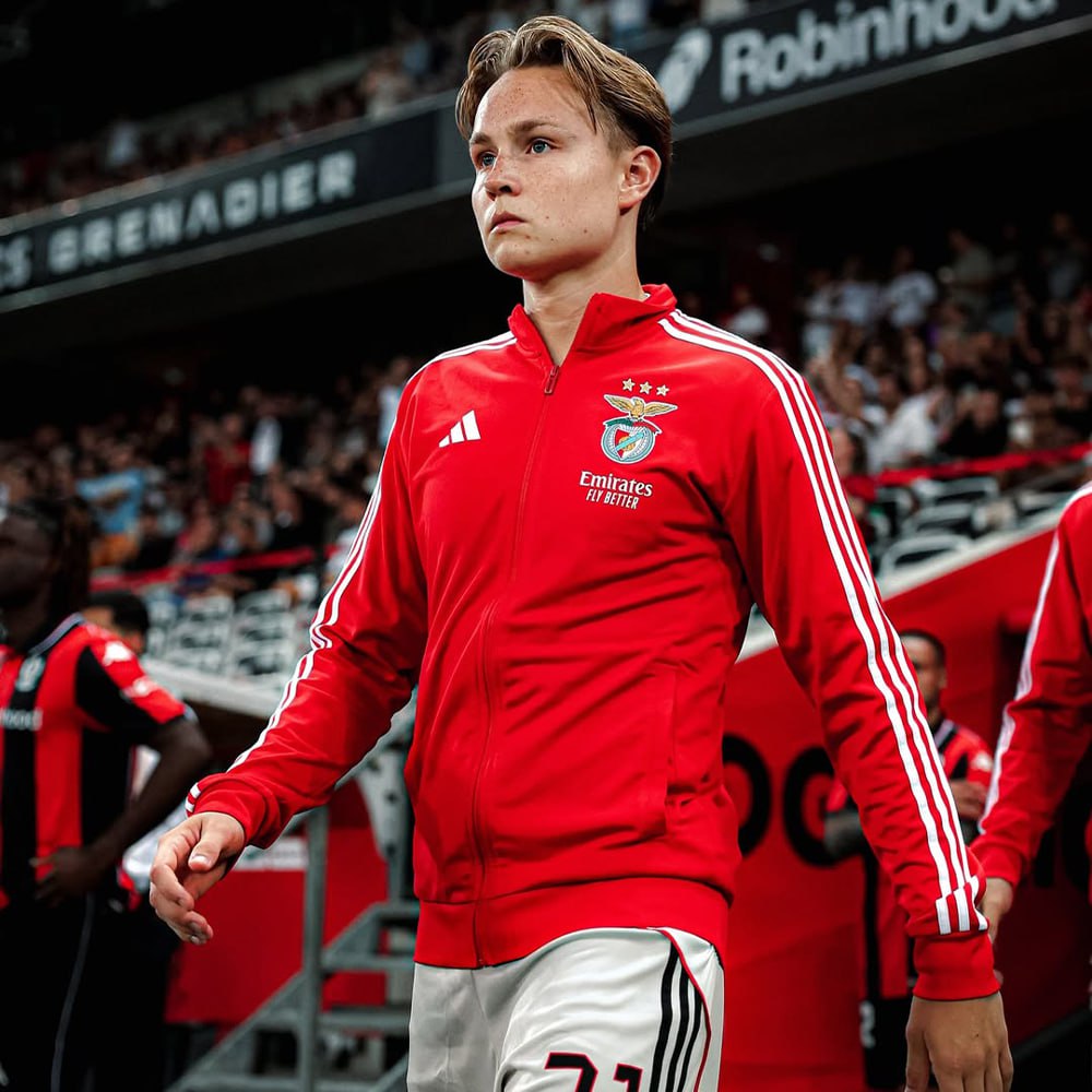 Игрок Бенфики получил условный срок за распространение порно с несовершеннолетними Это произошло когда Андреасу Шельдерупу было 19 лет сейчас ему 21 и он выступал за датский Норшелланн полузащитник переслал своему другу короткое видео не посмотрев его до конца После того как знакомый указал на незаконность распространения подобных материалов он удалил запись Суд отметил что Андреасу прислали данный материал а сам он его не искал и позднее удалил осознав незаконность своих действий В связи с этим игрок был приговорен к 14 дням тюремного заключения условно Также он должен будет оплатить судебные издержки Подписывайтесь на РИА Новости Спорт в MAX