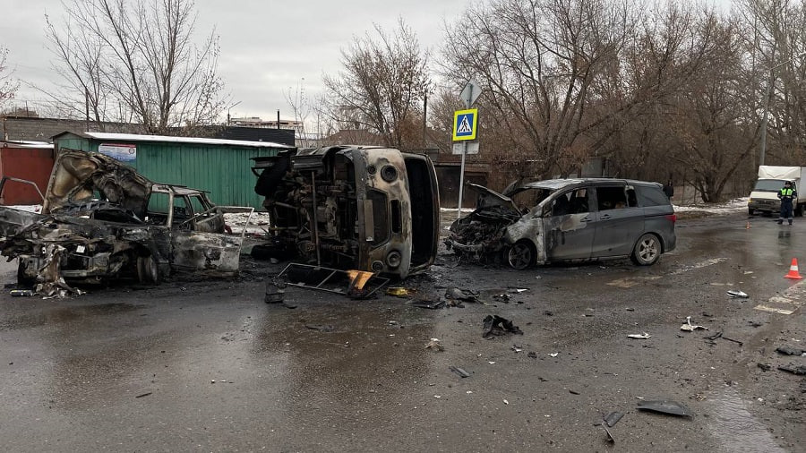 Cмертельное ДТП с возгоранием машин произошло в Красноярске  Сегодня утром в районе дома № 13 на улице Кишиневской 47-летний водитель автомобиля марки «Лада» двигался по ул. Энергетиков со стороны улицы Аральской и допустил столкновение с УАЗом, который ехал со стороны ул. Львовской в сторону ул. Богдана Хмельницкого. После этого произошло столкновение с Маздой, и машины загорелись.  От полученных травм 45-летняя пассажирка автомобиля «Лада» скончалась до приезда скорой помощи.    Устанавливаются все обстоятельства произошедшего, сообщает МВД по краю.