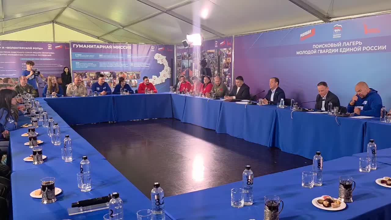 Дмитрий Медведев предлагает молодежные дебаты для развития политических навыков