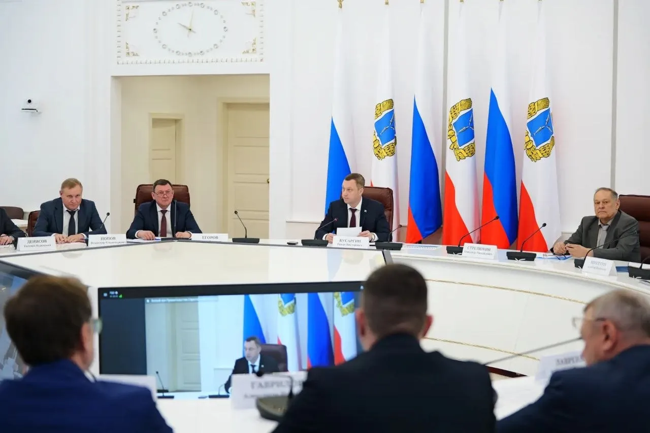 НОВОЕ РЕШЕНИЕ ПО ПЕРЕСЕЛЕНИЮ ИЗ АВАРИЙНОГО ЖИЛЬЯ В Саратовской области расселят еще 32 тысячи квадратных метров аварийного жилья Об этом 20 апреля сообщил губернатор Роман Бусаргин По словам главы региона очередное решение охватит 11 муниципалитетов Список районов будет опубликован в ближайшее время Соответствующая заявка уже одобрена федеральным центром Объем нашего софинансирования составит 1 млрд рублей Для областного бюджета сумма более чем значительная но это позволит получить новое жилье тысячам людей поэтому региональная власть идет на этот шаг подчеркнул Роман Бусаргин Напомним в ходе отчета по итогам работы за год в областной думе губернатор назвал переселение из аварийного жилья одним из главных приоритетов в работе региональной власти пообещав использовать все доступные механизмы для решения этой важнейшей социальной задачи