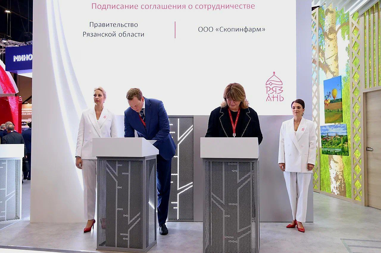 Развиваем важное направление 19 июня на Петербургском международном экономическом форуме Рязанская область подписала соглашение с компанией «Скопинфарм» Проект станет стартовым этапом федерального проекта по развитию донорства крови и плазмы крови «+Я». В регионе развернется масштабная медийная кампания по популяризации донорства. Частью проекта станет организация городской уличной фотовыставки или размещение мурала, посвященных важности добровольного донорства крови и плазмы крови. Работа будет проводиться в продолжение взаимодействия регионального правительства и «Скопинфарм», включающего строительство на территории Скопинского района завода по производству биофармацевтических препаратов, субстанций и препаратов плазмы крови человека, строительство плазмоцентра и дооснащения лаборатории Областной станции переливания крови, — написала заместитель председателя правительства Юлия Швакова на своей странице в социальной сети. Напомним, что «Скопинфарм» сотрудничает и с зарубежными партнерами. Компания регулярно принимает участие в зарубежных бизнес-миссиях и выставках, организованных Рязанским центром экспорта.