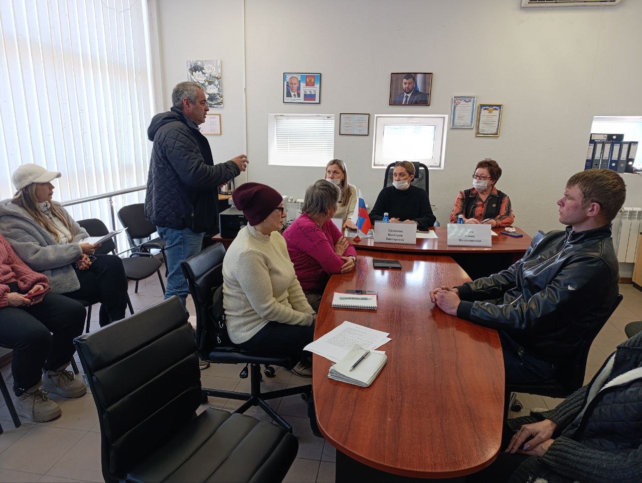 Руководитель Управы Жовтневого внутригородского района Кирьякулова Оксана Васильевна провела встречу с жителями. На вопросы горожан также ответили профильный заместитель главы АГО Мариуполь Калачева Виктория Викторовна и начальник управления образования АГО Мариуполь Узун Елена Валентиновна.  С жителями района руководители обсудили необходимые меры безопасности учащихся в связи с ростом заболеваемости гриппом и ОРВИ, вопросы благоустройства территорий вблизи образовательных учреждений.  Родители школьников также указали на целесообразность установки светофора на пересечении улицы Варганова и проспекта Металлургов. Это место является потенциально опасным для школьников. Кроме того, установка светофора поможет снизить риски ДТП.  Об ухудшении эпидемиологической обстановки и переводе детей на дистанционную форму обучения рассказала Елена Узун. На сегодняшний день в Мариуполе на карантин закрыты 10 школ и более 100 классов. Ситуация с заболеваемостью гриппом и ОРВИ остаётся напряженной.