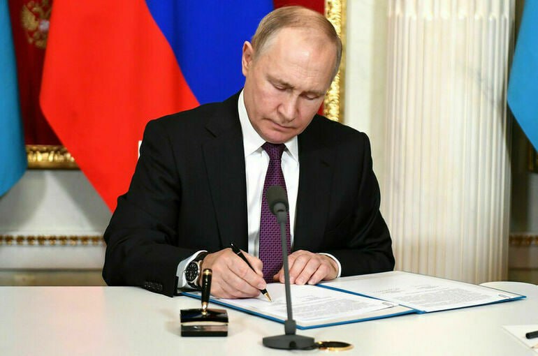 Управляющие компании с первого квартала нового года будут отчитываться по единой форме, установленной Минстроем. Закон подписал Путин. Отмечается, что управляющие организации ежегодно должны предоставлять собственникам квартир отчет о своей работе за предыдущий год. Оперативно о политике