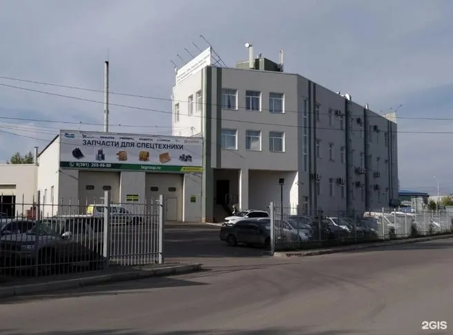 Красноярского застройщика Армена Сукиасяна заочно обвинили в крупном мошенничестве и финансовых махинациях Сейчас генеральный директор компании ПромСтройИнвест скрывается за границей Об этом сообщил ряд красноярских СМИ Сообщается что бизнесмен похитил бюджетные деньги на недостроенном культурном центре в селе Казачинское а также незаконно вывел более 74 6 миллиона рублей на счета подконтрольной фирмы В 2025 году подрядчик получил государственные контракты на 2 46 миллиарда рублей В бизнес кругах его называют близким знакомым бывшего мэра Красноярска Владислава Логинова Подробнее на Бабре красноярск kras 24