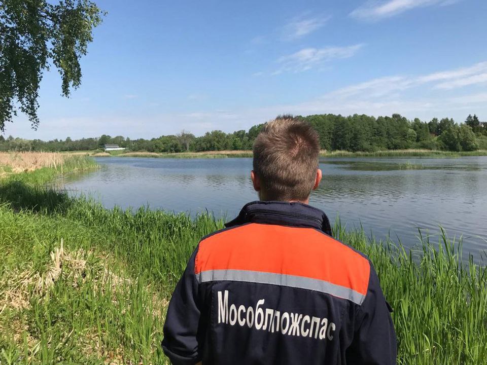 Спасатели призвали жителей Подмосковья воздержаться от купания в водоемах На данный момент хорошо прогрелся только воздух, при этом нижние слои воды значительно холоднее верхних, и резкий перепад температуры может вызвать судороги или спазмы, что увеличивает риск утопления. Кроме того, контраст между нагретым на солнце телом и холодной водой опасен для людей с сердечно-сосудистыми заболеваниями. Спасатели призывают жителей Подмосковья соблюдать осторожность, дожидаться более комфортных условий для купания и не рисковать здоровьем. Перешлите этот пост друзьям и родственникам, предупредите их Подписаться Прислать новость Проголосовать за канал