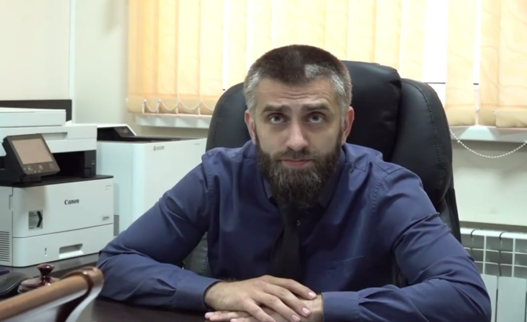 В Дагестане задержали гендиректора ООО Каспэнергосбыт его обвиняют в мошенничестве в 5 млн Следствие считает что Замир Абдурагимов в июле 2025 года незаконно стал руководителем компании Потом Каспэнергосбыт неправомерно получал наличные от потребителей Каспийска за поставленную электроэнергию не производя оплату Россети Северный Кавказ С поставщиком у Каспэнергосбыта не было договора Тем не менее в кассу ООО поступили более 5 млн рублей которые Абдурагимов похитил уверены правоохранители Сейчас он задержан Замира Абдурагимова обвиняют в фальсификации решения общего собрания акционеров и мошенничество в особо крупном размере Скоро гендиректору изберут меру пресечения сообщили в управлении Следкома по Дагестану и Россети Северный Кавказ Подписывайтесь на нас во ВКонтакте и в Одноклассниках чтобы быть в курсе самых интересных новостей Кавказа Подписывайтесь на телеграм канал АиФ Северный Кавказ