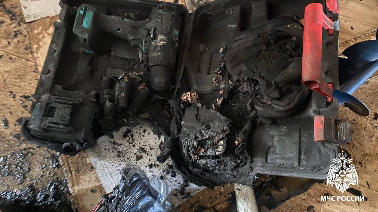 Шуруповёрт едва не сжёг квартиру в Ижевске  Инцидент произошёл на ул. Ильфата Закирова в трёхкомнатной квартире на 9 этаже.   «Хозяйка услышала хлопки из кладовой — оказалось, чемоданчик с шуруповертом и аккумуляторной батареей  лежавший без дела с февраля , внезапно загорелся. Женщина вызвала пожарных, залила огонь водой и вышла с ребенком на улицу», - рассказала дознаватель МЧС России Татьяна Логинова.  Что могло послужить причиной самовозгорания батареи неэксплуатированного шуруповерта, рассказал начальник сектора судебных экспертиз Испытательной пожарной лаборатории Дмитрий Несмелов:  Здесь может быть два фактора: первый - это наличие механических повреждений в аккумуляторе. И второе - попадание влаги .  МЧС России предупреждает:    литий-ионные аккумуляторные батареи могут загореться даже не находясь на зарядке. Потушить батарею можно только при полном погружении в воду;  не храни старые батарейки - утилизируй их в специальные пункты приёма;  аккумулятор не держит заряд или нагревается - прекрати его эксплуатацию, замени батарею;  храни инструмент в сухих помещениях, не допускай попадания влаги.