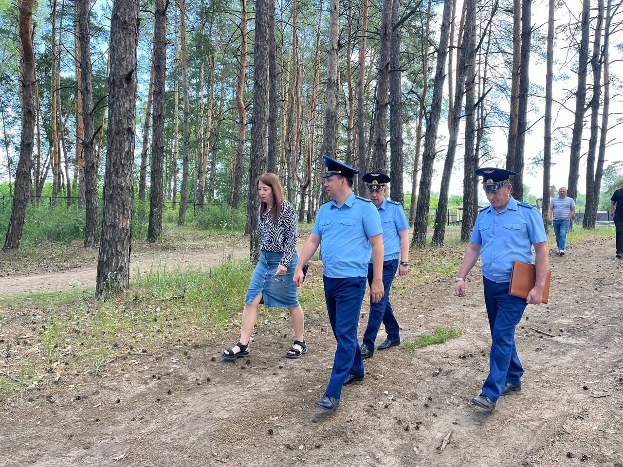 Прокуратура Ульяновской области проводит проверку исполнения законодательства об охране жизни и здоровья несовершеннолетних в период летней оздоровительной кампании.    В ходе надзорных мероприятий первый заместитель прокурора области Михаил Гриньке посетил детский оздоровительный лагерь "Туристическая база Артеково".    Во время визита изучены вопросы соблюдения руководством учреждения законодательства в сфере обеспечения безопасности пребывания подростков, соответствия нормативным требованиям условий их проживания, качества оказания детям медицинской помощи и предоставления рекреационных услуг.    При выявлении нарушений будут приняты меры прокурорского реагирования.