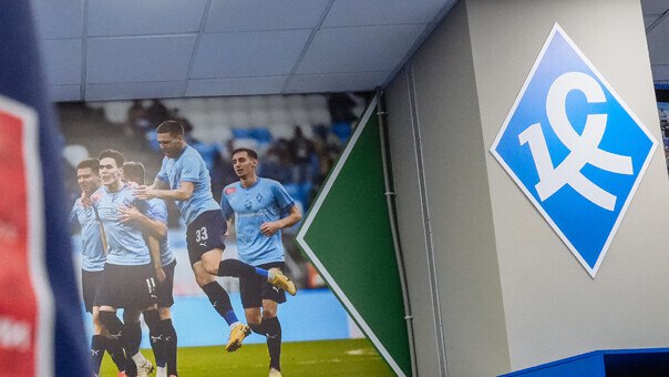 Прекращено производство по уголовному делу о покушении на хищение денежных средств связанному с Крыльями Советов Губернатор Самарской области Вячеслав Федорищев осенью 2024 го заявил что один из функционеров Крыльев сообщил ему о долге в 36 млн перед преступниками которые занимаются коррупцией в судейском корпусе российского футбола После он передал сведения в правоохранительные органы В январе ГУ МВД по Самарской области возбудило уголовное дело о мошенничестве Вот что сообщили Матч ТВ в пресс службе ГУ МВД по Самарской области По уголовному делу возбужденному по признакам преступления предусмотренного ч 3 ст 30 ч 4 ст 159 УК РФ по факту покушения на хищение путем обмана денежных средств в особо крупном размере производство прекращено В настоящее время дополнительно проводятся проверочные мероприятия по результатам которых будет принято процессуальное решение news matchtv соцсети Крыльев Советов