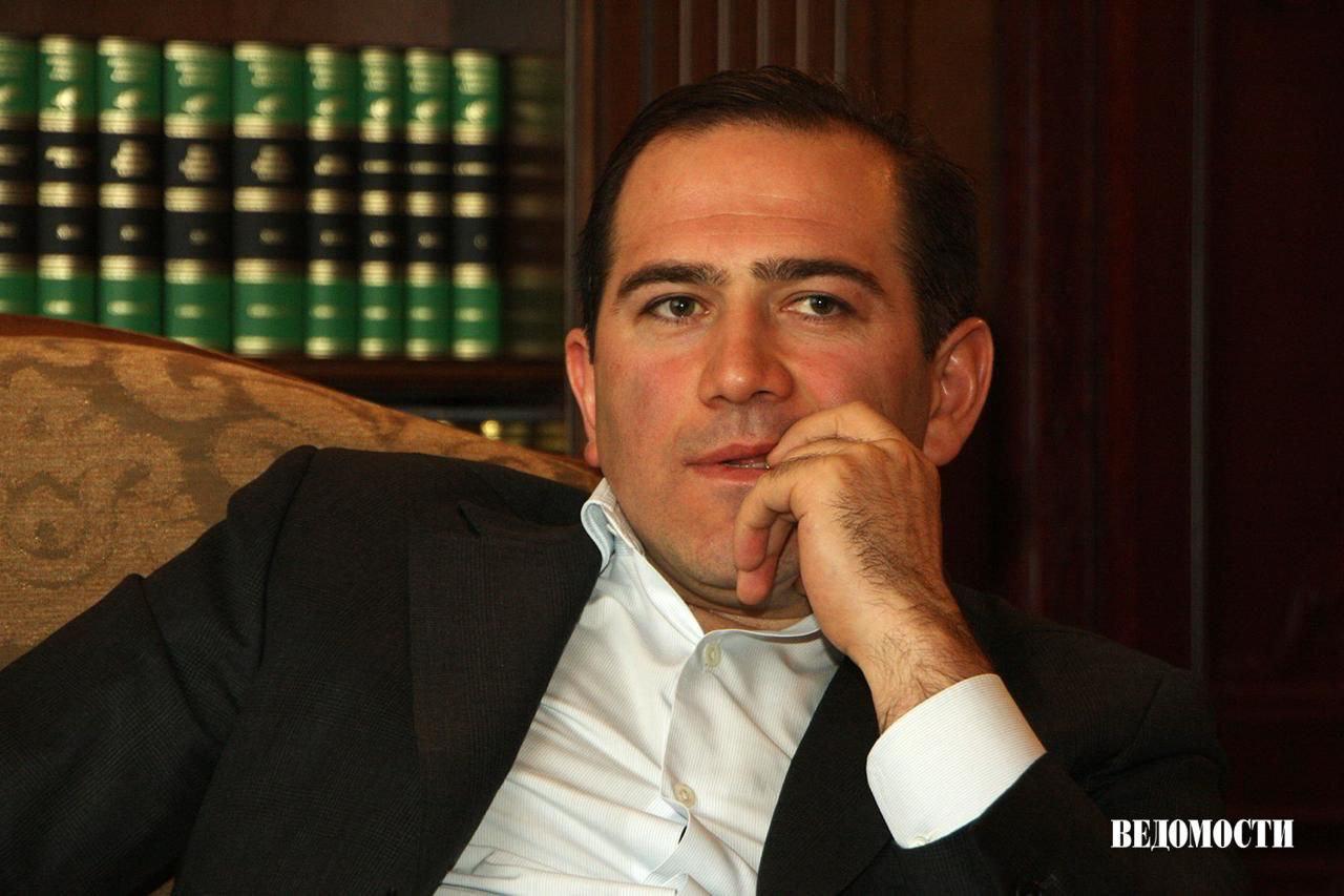 Следствие потребовало заочно арестовать бывшего вице президента Олимпийского комитета России и экс сенатора Ахмеда Билалова по делу о мошенничестве Карточка дела с фамилией Билалова появилась на сайте судов общей юрисдикции Москвы Источник близкий к следствию подтвердил Ведомостям что это бывший вице президент ОКР С 2013 года Билалов проживает за рубежом Он покинул Россию после критики со стороны президента РФ Владимира Путина Глава государства высказывал недовольство из за срыва графика при строительстве объектов к Олимпиаде 2014 в Сочи Ответственным за строительство спортивного объекта было ОАО Красная поляна контролируемое Ахмедом Билаловым и его братом Магомедом Кроме этого Красная поляна отвечала за строительство комплекса гостиниц и апартаментов Горки город в Красной поляне и также сорвала сроки строительства До ОКР Билалов проработал в Госдуме и Совете Федерации Также был главой экспертного совета при Минэкономразвития по разработке концепции создания туристического кластера на Северном Кавказе Высота 5642 Telegram Max