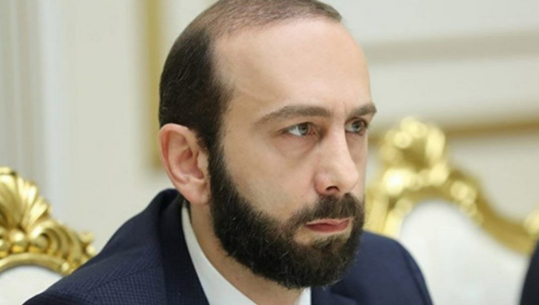 Мирзоян Мир с Азербайджаном создаёт новые возможности Министр иностранных дел Армении Арарат Мирзоян заявил что установление мира между Арменией и Азербайджаном создаёт новые возможности для развития транспортных коммуникаций и экономических связей в регионе Выступая перед началом министерской встречи по вопросам региональной безопасности и межрегиональной связности в Люксембурге Мирзоян отметил Сегодня я присоединяюсь к коллегам из ЕС Черноморского региона и Центральной Азии чтобы обсудить как укрепить устойчивость безопасность и связность посредством межрегионального сотрудничества По его словам открытие новых коммуникаций и развитие транспортной инфраструктуры после установления мира создают значительные перспективы для региона который может сыграть ключевую роль в соединении Европы и Центральной Азии С нетерпением жду сегодняшних дискуссий добавил министр Caucasian bureau