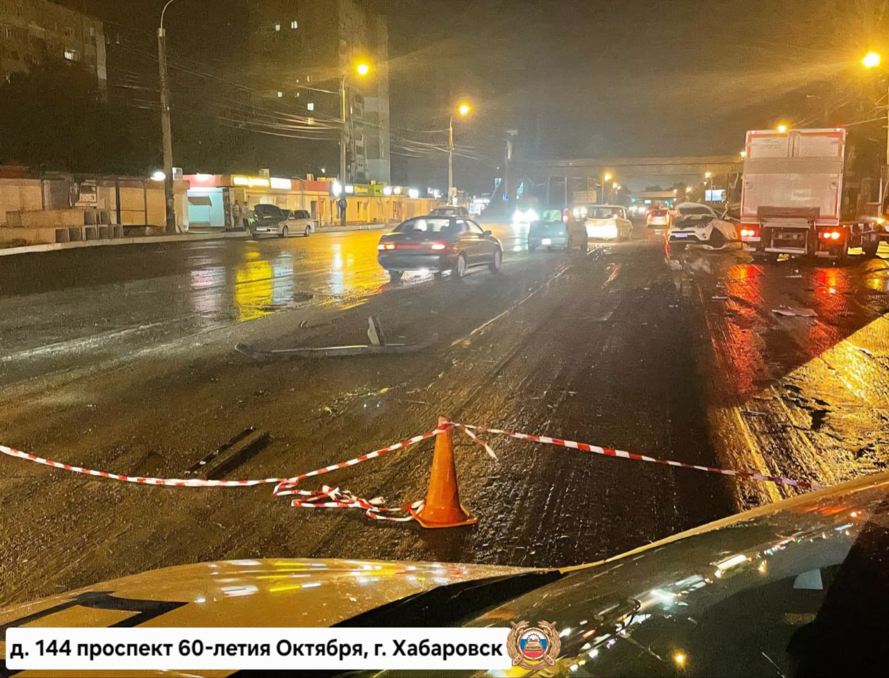 Женщина погибла в ДТП с грузовиком Сегодня ночью в Хабаровске на проспекте 60-летия Октября, 144 водитель Toyota RAV4, совершая разворот, не убедилась в безопасности и столкнулась с грузовиком. По данным Госавтоинспекции, 53-летняя водитель Toyota RAV4 погибла на месте. Пассажиры, 43-летний мужчина и 40-летняя женщина, госпитализированы. Подписаться Прислать новость