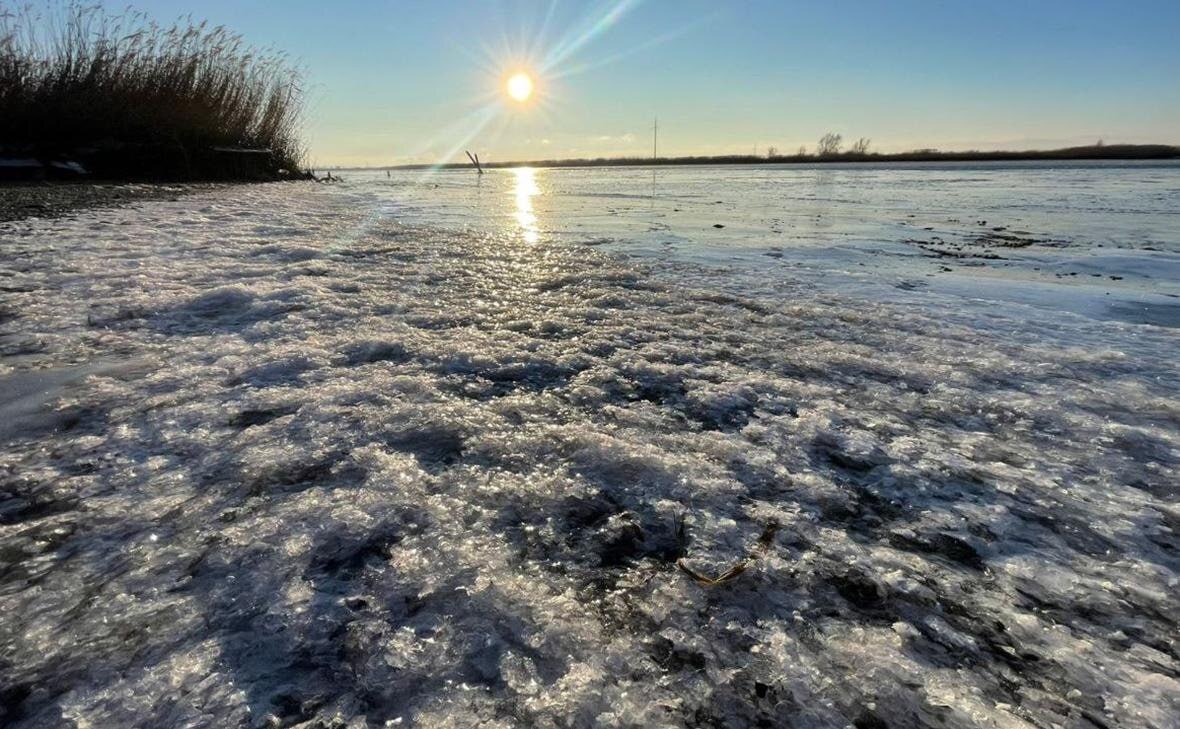 В Таганроге начнутся проблемы с водоснабжением из-за шуги  В Таганроге из-за ухудшения погоды могут временного ограничить подачу воды. Об этом в своем телеграм-канале сообщила глава города Светлана Камбулова.    Из-за ветра и понижения температуры наблюдается снижение уровня воды в водозаборах. Это может способствовать образованию шуги – донного льда.    «Как показала практика предыдущих лет, это приводит к временному снижению производительности водозаборных сооружений», – пояснила Камбулова.    Из-за этого в городе могут временно ограничить подачу воды    «Дала поручение руководителю таганрогского Водоканала оперативно информировать обо всех изменениях через официальный сайт предприятия и страницы администрации города», – добавила глава Таганрога.   Подписаться на "Новости Ростова"    Прислать новость    Правила размещения комментариев