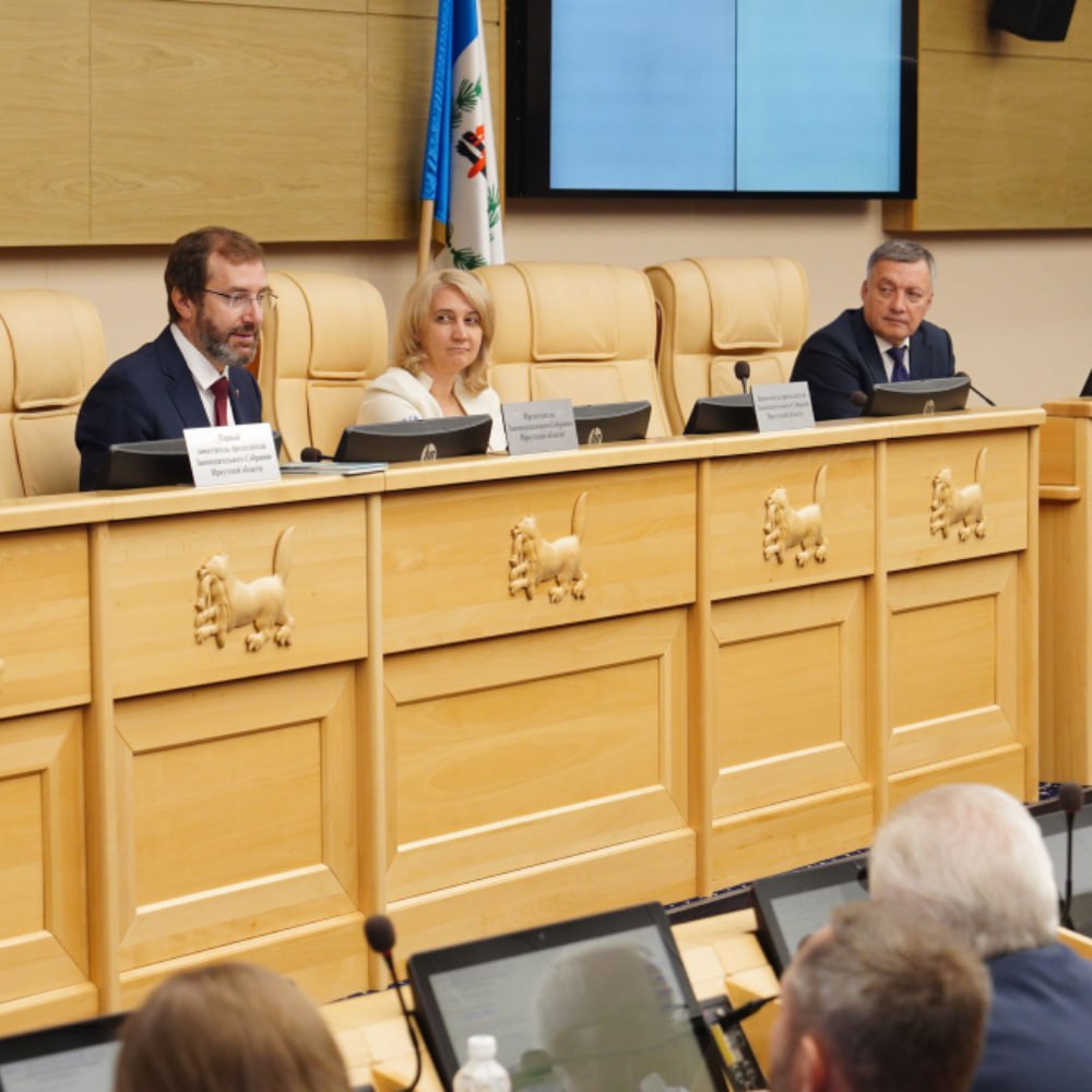 Треть междугородних маршрутов будет работать по регулируемым тарифам в Иркутской области Изменения в законодательство о пассажирских перевозках приняли депутаты регионального парламента на сессии, которая прошла под председательством Александра Ведерникова. Поправки предусматривают регулирование не менее 30 процентов межмуниципальных маршрутов. Такое минимальное количество будет установлено в Комплексном плане транспортного обслуживания населения. Стоимость проезда по ним устанавливает служба по тарифам, а также обеспечивается льготный проезд. Средства на разработку плана по инициативе депутатов предусмотрели в бюджете на 2025 год. пресс-служба Законодательного собрания Иркутской области