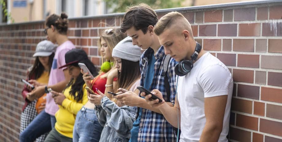 ℹ Зумеры оказались самым проблемным поколением в истории здоровья Уровень ожирения среди молодежи 16 24 лет вырос с 31 до 37 за двадцать лет а доля подростков с психическими расстройствами увеличилась с 10 до 23 за шесть лет Количество молодых людей с инвалидностью удвоилось за десятилетие а каждый четвертый зумер живет в бедности что усугубляет общее состояние поколения Экономика на ночь