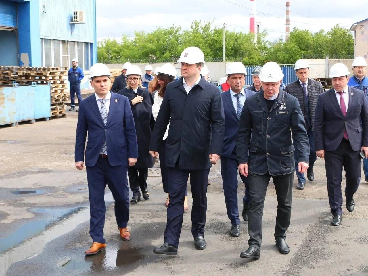 Виталий Хоценко посетил завод «Нефтехим» и Омский завод гражданской авиации В ходе рабочей поездки говорили о будущем производства и поиске кадров. Отмечен рост производственных показателей и потребность в квалифицированных работниках. Руководители заводов готовы участвовать в программе по трудоустройству ветеранов и участников СВО. Губернатор подчеркнул, что оба завода показывают стабильный рост объемов производства и налоговых поступлений, что говорит о положительных изменениях в экономике региона. Открытая трибуна