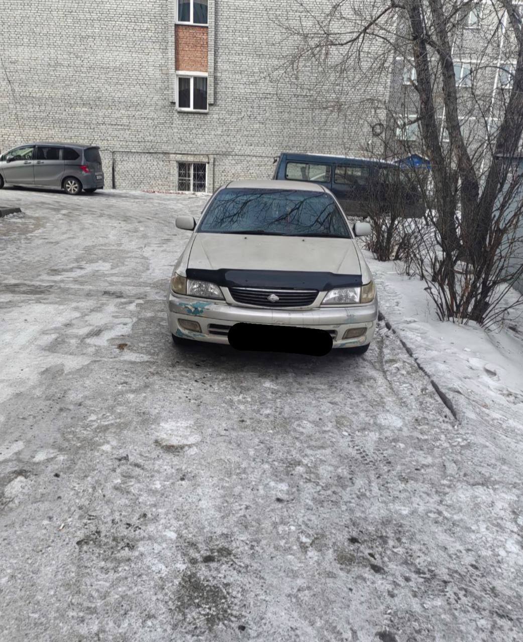 В Улан-Удэ мужчина избил ребёнка  Во дворе дома на льду мальчик, которому не больше 10 лет, поскользнулся и упал. При падении он задел припаркованный рядом автомобиль «Тойота Корона Премио».   В машине сидел мужчина, он выскочил из салона и начал избивать ребенка. Хозяин авто ударил мальчика по голове, стал пинать ногами.   Ребёнка спасла прохожая. Она выхватила ребенка из рук обезумевшего мужчины и забежала с ним в подъезд.   Как   сообщили в полиции, пострадавшему назначили судмедэкспертизу, чтобы оценить повреждения.  — Утром 26 февраля в дежурную часть ОП № 2 УМВД России по г. Улан-Удэ обратилась женщина с заявлением по факту нанесения телесных повреждений ее несовершеннолетнему сыну незнакомым мужчиной. В настоящее время его личность устанавливается.   По данному факту участковым уполномоченным полиции проводится проверка, — сообщает пресс-служба МВД.  Мальчик теперь боится выходить на улицу.