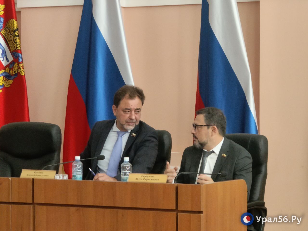 Депутат горсовета Оренбурга Алексей Кузьмин обвиняется в организации убийств Он обвиняется в совершении преступления предусмотренного ч 3 ст 33 п а з ч 2 ст 105 УК РФ УК РФ Статья 33 Виды соучастников преступления Часть 3 Организатором признается лицо организовавшее совершение преступления или руководившее его исполнением а равно лицо создавшее организованную группу или преступное сообщество преступную организацию либо руководившее ими УК РФ Статья 105 Убийство п а двух или более лиц п з из корыстных побуждений или по найму а равно сопряженное с разбоем вымогательством или бандитизмом Промышленным районным судом г Оренбурга избрана мера пресечения в виде заключения под стражу в отношении лица обвиняемого в совершении преступления предусмотренного ч 3 ст 33 п а з ч 2 ст 105 УК РФ Оренбургским областным судом мера пресечения оставлена без изменений сообщает пресс служба Оренбургского областного суда Возможно депутат от Единой России был связан с бандой киллеров