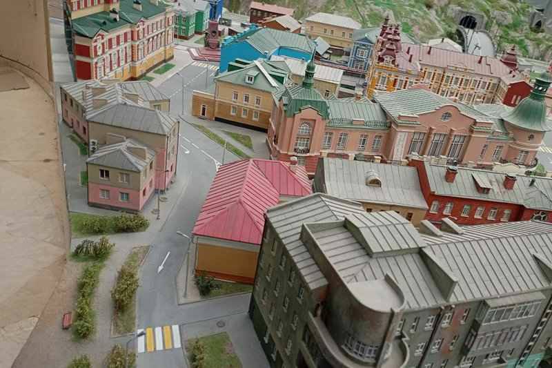 Иркутск появится в миниатюре в московском музее Царь макет к 2026 году В московском музее Царь макет к началу 2026 года появится миниатюрная модель Иркутска масштаба 1 87 Макет размером 2 5 на 2 5 метра будет включать известные достопримечательности такие как драмтеатр Спасская церковь Глазковский мост Байкал и КБЖД сообщили в пресс службе музея Многие объекты станут интерактивными Над созданием миниатюры работает команда из 40 специалистов irktoday