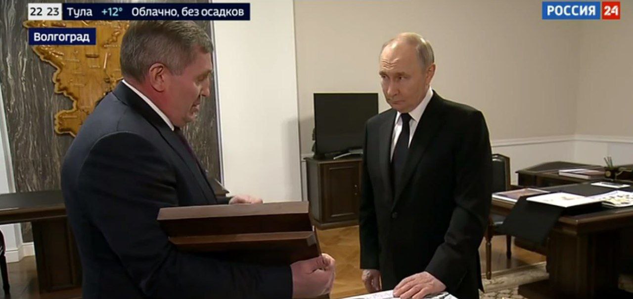 Губернатор Волгоградской области передал ценные предметы президенту России Глава региона вручил Владимиру Путину первый экземпляр изданной в Волгограде книги «Сталинград. Без срока давности». В качестве подарка президент получил от губернатора фигурки медсестры и воина. «Это сделала мастер, ее родной брат сегодня выполняет задачи СВО. Это ручная работа. Это поколение победителей – те, которые выполняли задачи по защите нашей Родины в период Великой Отечественной войны. Это личная работа», – подчеркнул глава региона. Андрей Бочаров выполнил просьбу бойцов СВО и передал президенту знамя отряда «Бессмертный Сталинград», а также «Атлас офицера 1947 года». «Просят Вам передать знамя отряда со своими подписями. Там подписи всего отряда «Бессмертный Сталинград», – отметил губернатор. В подарок Владимиру Путину глава региона также преподнес Казанскую икону Божией матери. «Чтобы она у Вас была и чтобы Божья Матерь всегда защищала нашу землю, Вас, всех жителей нашей страны от фашистов, нацистов и прочей нечисти», – сказал Андрей Бочаров. Подписаться