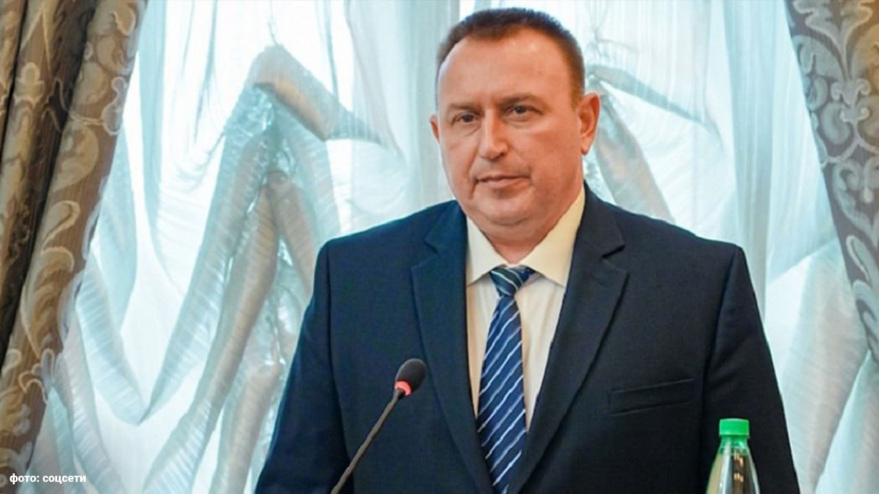 Арестован экс мэр Волгодонска Юрий Мариненко он получил квартиру для дочери как малоимущий при этом скрыл свои счета Мариненко по версии следствия в 2016 году подделал документы о доходах передал их в администрацию указал что зарабатывал по 24 тысячи в месяц в 2015 м итого 288 тысяч После оформления всех бумаг он получил квартиру площадью 63 8 квадрата за 2 5 млн рублей по договору соцнайма Жильё оформил на свою дочку Аферу бывшего мэра Волгодонска раскрыли его задержали в Ростовской области в его частном доме накануне там же прошли обыски Экс чиновника отправили в СИЗО Также Мариненко скрыл что у него есть 6 банковских счетов Возбуждено уголовное дело по статье Мошенничество в особо крупном размере Пост главы администрации Мариненко занимал полтора года в июле этого года он ушёл в отставку по собственному желанию Го в MAX   max ru shot