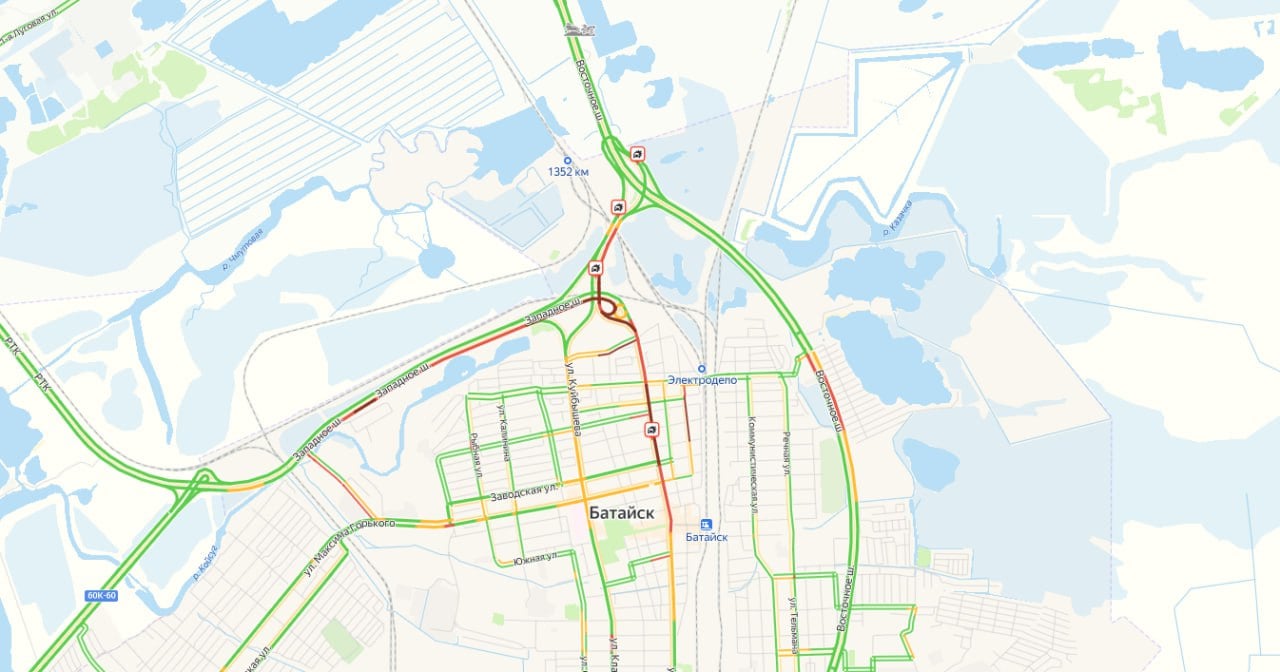 С раннего утра весь Батайск в пробках.   Красным цветом на картах отмечена улица Энгельса, переходящая в Северное шоссе  от Карла Маркса до выезда из города  и Западное шоссе  от поворота к улице Фермерской до развязки с Восточным шоссе . Также небольшой затор появился и на Северном шоссе в районе развязки.  Судя по «Яндекс-картам», причиной этих пробок стали сразу несколько аварий. В комментариях автомобилисты пишут, что там случилось три ДТП подряд, а чуть дальше — еще два. Протяженность затора составляет 2,5 и 5 километров соответственно. При этом на самом Восточном шоссе дорога полностью свободна.         RostovGazeta