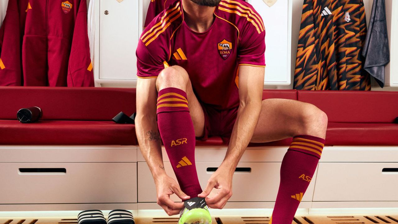 Il Corriere dello Sport: «Рома» ведёт переговоры с Google и Red Bull У «Ромы», возможно, будут два новых крупных спонсора. Клуб семьи Фридкин давно работает над расширением своих коммерческих горизонтов и ищет партнёров, готовых присоединиться к «вселенной джалоросси». В этой связи в настоящее время «Рома» ведёт переговоры с двумя гигантами — Google и Red Bull. Эти бренды могут появиться на майках команды Джана Пьеро Гасперини уже в новом сезоне. Один из этих двух брендов может стать главным спонсором, то есть разместиться на груди майек игроков. Предыдущий партнёр — Riyadh Season — сотрудничал с клубом в течение последних двух сезонов и принёс клубу около 25 миллионов евро совокупного дохода, однако контракт с ним не был продлён. Столичный клуб намерен получить сопоставимую сумму от нового спонсора, при этом сделать ставку на более узнаваемый и глобальный бренд, чтобы повысить международную привлекательность «Ромы».