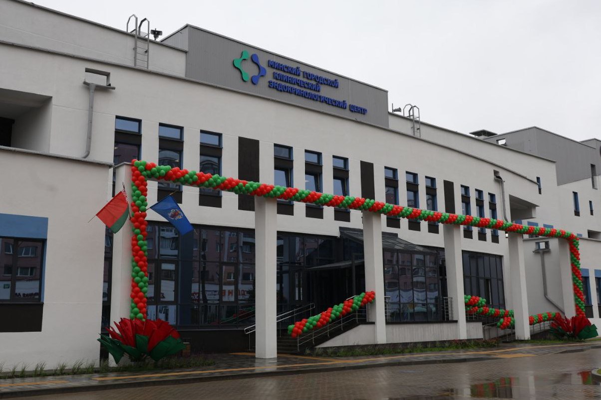 Высокий уровень медицинской помощи и комфорт для пациентов  #из_графика_министра  Уполномоченные представители Главы государства в Минске – председатель Совета Республики Национального собрания Наталья Кочанова и Министр внутренних дел Иван Кубраков приняли участие в открытии многофункционального медицинского центра на столичной улице Маяковского.   Вводимый в строй объект состоит из трех отдельных блоков. В первом разместится 10-я стоматологическая поликлиника, во втором - городской эндокринологический центр, в третьем - Клинический центр пластической хирургии и медицинской косметологии.   Почетные гости поздравили медработников со значимым событием, Наталья Ивановна вручила руководителям организаций здравоохранения сертификаты на медицинское оборудование.   После церемонии разрезания красной ленты и передачи символических ключей от новостройки гости ознакомились с условиями, созданными здесь для пациентов и персонала.