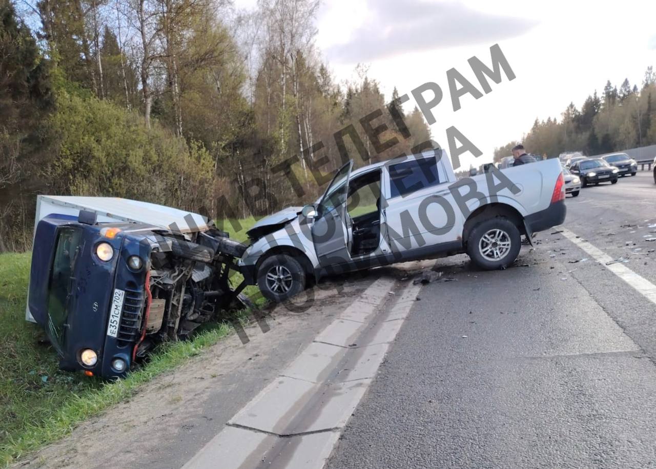 ДТП сняли на видео ‼ «Авария только что после ремонта моста на Ярославском шоссе в сторону Москвы от поворота на Зубцово. Все живы здоровы. Возможно в шоковом состоянии», - пишет подписчик канала Репортера Трофимова.