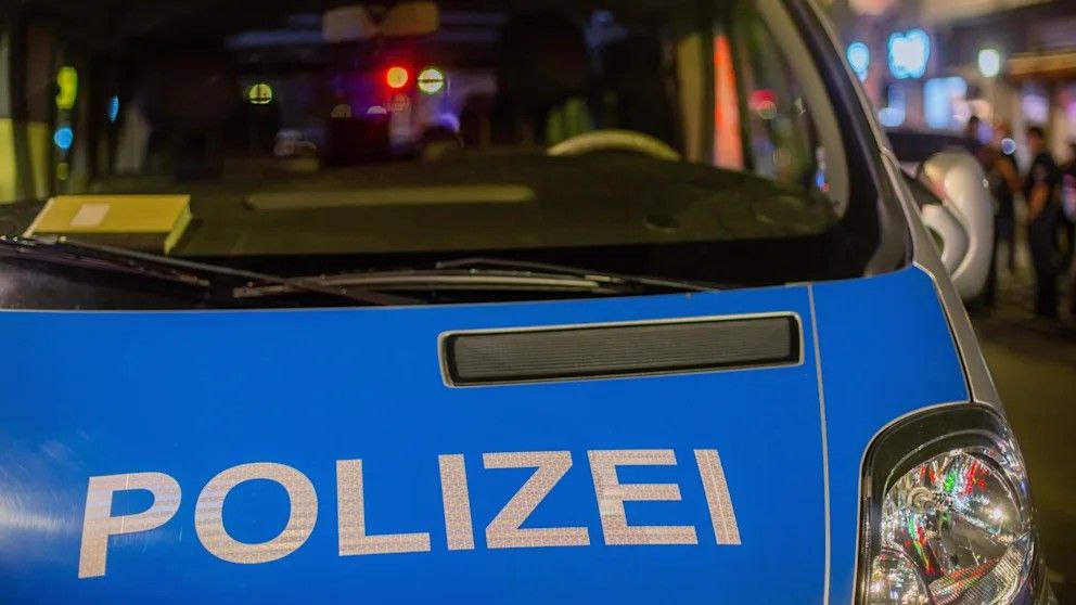 Полиция арестовала сирийца вероятно готовившего теракт в Берлине Столица Германии вероятно чудом избежала теракта специальные подразделения полиции задержали сирийца Абдаллу Р который по сведениям BILD якобы готовил кровавое нападение Как стало известно у него обнаружили материалы для изготовления взрывных устройств После задержания его поместили в изолятор для задержанных в берлинском районе Нойкёльн сегодня днём запланирована его явка к судье По данным источников BILD в службах безопасности у сирийца было три зарегистрированных места жительства в Берлине Абдалле Р предъявлено обвинение в подготовке тяжкого преступления представляющего опасность для государства Детали возможной цели пока не разглашаются BILD Russian