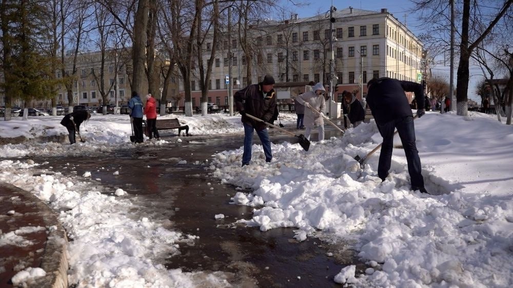 В Кирове общегородские субботники начнутся с 5 апреля  В администрации города было подписано соответствующее постановление о проведении работ по благоустройству и санитарной очистке Кирова.  Общегородские субботники запланированы на 5, 12, 19, 26 апреля и 17, 24, 31 мая. К участию в них приглашаются организации и учреждения города, общественные организации, политические партии, владельцы и арендаторы недвижимости, садоводческие товарищества, гаражные кооперативы, студенты и жители многоквартирных домов.   Подписаться