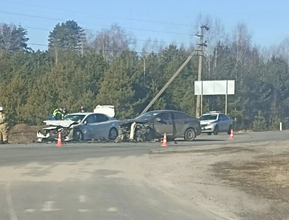 Стали известны подробности ДТП с главой Сокольского района.  У поворота около деревни Архипиха 37-летняя водитель «Форда» выехала на встречку и столкнулась с «Тойотой», где были Созонов и 62-летний водитель.  Чиновник ехал в командировку в Нижний. С места происшествия его вместе с подчиненным увезли на скорой. После осмотра обоих мужчин выписали из больницы.   Подписаться   Прислать новость