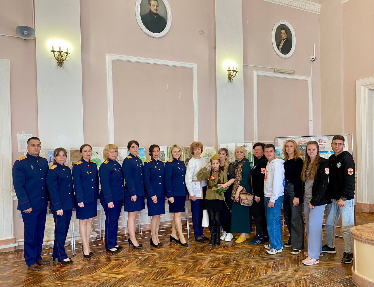 В Смоленской областной библиотеке проходит выставка детских рисунков «Василий Теркин – мой Герой» Конкурс детского рисунка «Василий Теркин – мой Герой», организованный СУ СК России по Смоленской области в честь 115-летия со дня рождения нашего земляка, писателя, поэта, журналиста Александра Трифоновича Твардовского, завершился. Всего поступило более 150 работ, все они были тщательно оценены экспертной комиссией. По итогам оценки в трёх возрастных группах и двух номинациях были определены победители, которые в торжественной обстановке награждены руководителем регионального ведомства Анатолием Юрьевичем Ухановым. Для того, чтобы любой желающий смог увидеть представленные на конкурс рисунки, следственное управление организовало выставку творческих работ на базе Смоленской областной библиотеки. В торжественном открытии выставки приняли участие юные художники, их родители, офицеры СК, сотрудники библиотеки, волонтеры и местные жители. Помощник руководителя по общественно-политической работе Екатерина Новикова поблагодарила всех участников конкурса за проявленное творчество и патриотизм, а также отдельные слова благодарности адресовала членам экспертного жюри, которые выполнили сложную задачу – внимательно изучили и оценили все представленные творческие работы. Для участников мероприятия помощник следователя-криминалиста Анастасия Крючкова исполнила патриотическую песню «Огонек», а воспитанница Дворца творчества детей и молодежи Амира Гамидова прочитала стихи о войне. После официальной части мероприятия гости с большим интересом и удовольствием познакомились с выставкой рисунков. Разнообразие представленных работ и мастерство исполнения вызвали искреннее восхищение и удивление у всех участников выставки. Напомним, выставка продолжит свою работу до конца текущей недели, и все желающие могут ее посетить в часы работы библиотеки.